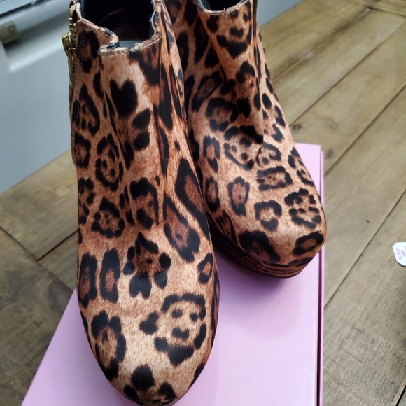 Material Girl Cheetah print booties - Picture 6 of 6